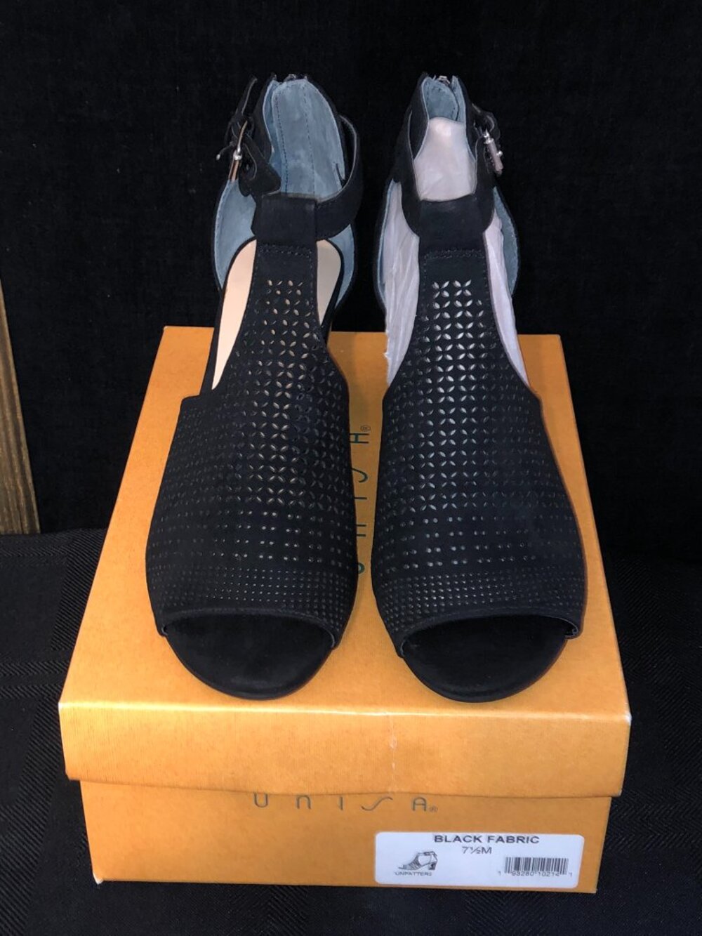 Unisa Unpatter2 Black Laser Cut Peep Toe Block Heel Sandals 7.5